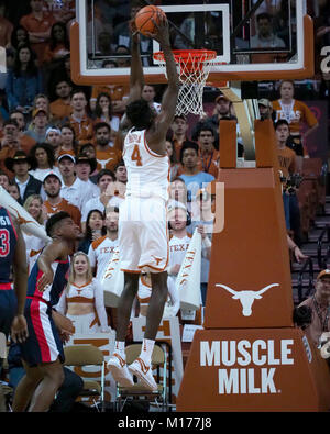 Jan 27, 2018. Mohamed Bamba #4 der Texas Longhorns in Aktion der Mississippi Rebellen an der Frank Erwin Center in Austin Texas vs. Texas Niederlagen Mississippi 85-72. Robert Backman/Cal Sport Media. Stockfoto