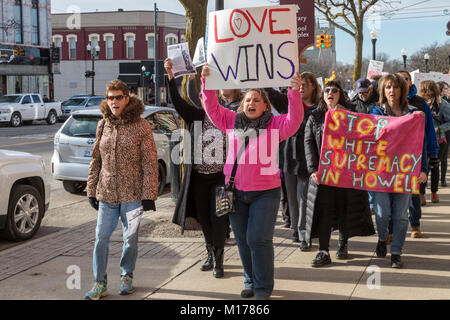 Howell, Michigan, USA - 27. Januar 2018 - Bewohner organisierte eine 'March gegen Angst 'weißen nationalistischen Literatur vor kurzem in Ihrer Gemeinschaft verteilt zu protestieren. Die Stadt, die zu 95% weiß, hatte lange den Ruf der Tolerierung der Ku Klux Klan und anderen Gruppen. Quelle: Jim West/Alamy leben Nachrichten Stockfoto