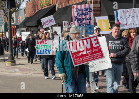 Howell, Michigan, USA - 27. Januar 2018 - Bewohner organisierte eine 'March gegen Angst 'weißen nationalistischen Literatur vor kurzem in Ihrer Gemeinschaft verteilt zu protestieren. Die Stadt, die zu 95% weiß, hatte lange den Ruf der Tolerierung der Ku Klux Klan und anderen Gruppen. Quelle: Jim West/Alamy leben Nachrichten Stockfoto