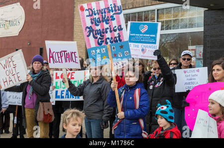 Howell, Michigan, USA - 27. Januar 2018 - Bewohner organisierte eine 'March gegen Angst 'weißen nationalistischen Literatur vor kurzem in Ihrer Gemeinschaft verteilt zu protestieren. Die Stadt, die zu 95% weiß, hatte lange den Ruf der Tolerierung der Ku Klux Klan und anderen Gruppen. Quelle: Jim West/Alamy leben Nachrichten Stockfoto