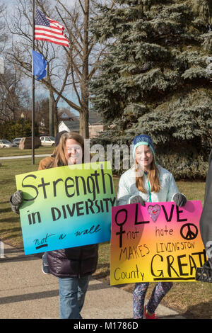 Howell, Michigan, USA - 27. Januar 2018 - Bewohner organisierte eine 'March gegen Angst 'weißen nationalistischen Literatur vor kurzem in Ihrer Gemeinschaft verteilt zu protestieren. Die Stadt, die zu 95% weiß, hatte lange den Ruf der Tolerierung der Ku Klux Klan und anderen Gruppen. Quelle: Jim West/Alamy leben Nachrichten Stockfoto