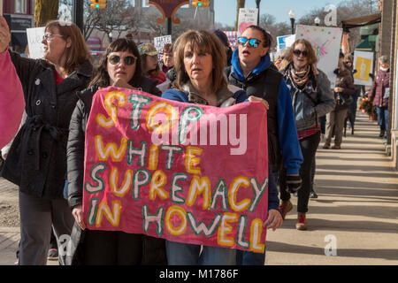 Howell, Michigan, USA - 27. Januar 2018 - Bewohner organisierte eine 'March gegen Angst 'weißen nationalistischen Literatur vor kurzem in Ihrer Gemeinschaft verteilt zu protestieren. Die Stadt, die zu 95% weiß, hatte lange den Ruf der Tolerierung der Ku Klux Klan und anderen Gruppen. Quelle: Jim West/Alamy leben Nachrichten Stockfoto