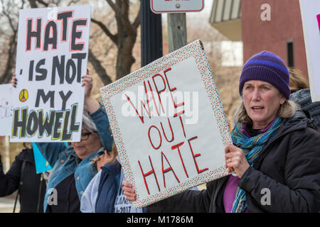 Howell, Michigan, USA - 27. Januar 2018 - Bewohner organisierte eine 'March gegen Angst 'weißen nationalistischen Literatur vor kurzem in Ihrer Gemeinschaft verteilt zu protestieren. Die Stadt, die zu 95% weiß, hatte lange den Ruf der Tolerierung der Ku Klux Klan und anderen Gruppen. Quelle: Jim West/Alamy leben Nachrichten Stockfoto