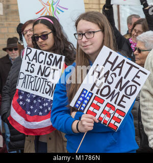 Howell, Michigan, USA - 27. Januar 2018 - Bewohner organisierte eine 'March gegen Angst 'weißen nationalistischen Literatur vor kurzem in Ihrer Gemeinschaft verteilt zu protestieren. Die Stadt, die zu 95% weiß, hatte lange den Ruf der Tolerierung der Ku Klux Klan und anderen Gruppen. Quelle: Jim West/Alamy leben Nachrichten Stockfoto