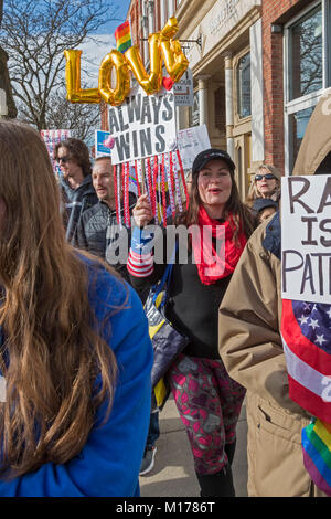 Howell, Michigan, USA - 27. Januar 2018 - Bewohner organisierte eine 'March gegen Angst 'weißen nationalistischen Literatur vor kurzem in Ihrer Gemeinschaft verteilt zu protestieren. Die Stadt, die zu 95% weiß, hatte lange den Ruf der Tolerierung der Ku Klux Klan und anderen Gruppen. Quelle: Jim West/Alamy leben Nachrichten Stockfoto