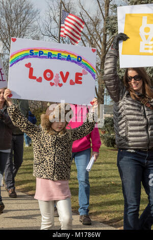 Howell, Michigan, USA - 27. Januar 2018 - Bewohner organisierte eine 'March gegen Angst 'weißen nationalistischen Literatur vor kurzem in Ihrer Gemeinschaft verteilt zu protestieren. Die Stadt, die zu 95% weiß, hatte lange den Ruf der Tolerierung der Ku Klux Klan und anderen Gruppen. Quelle: Jim West/Alamy leben Nachrichten Stockfoto