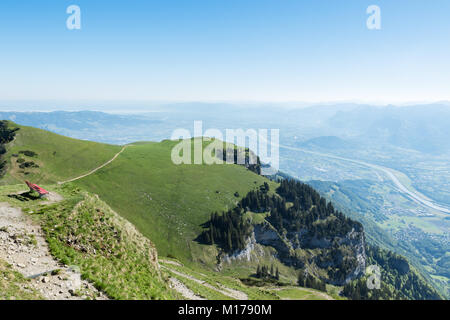 Bergwiese von Hoher Kasten mit roten Bank vor Tal Rheintal im Kanton St. Gallen Stockfoto