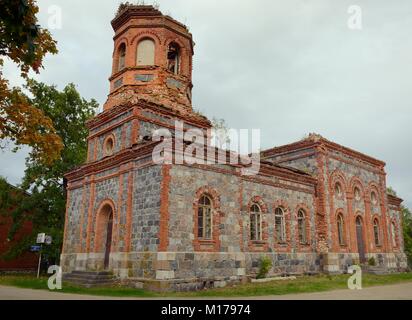 Ruinen einer alten russischen Orthodoxen Kirche, Lihula, Estland, September 2017. Stockfoto