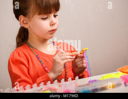 Mädchen webt Schmuck Armband Gummi, Gummi weben, Hobby- Konzept Stockfoto