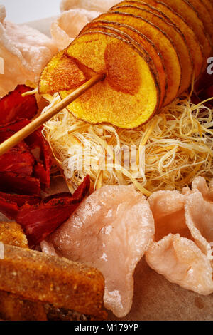 Stellen Sie Snacks, Bier. Kartoffelchips, Chicken Wings, basturma und Käse auf einem Holzbrett. Stockfoto