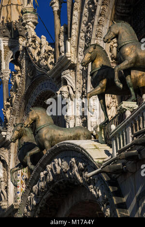 Pferde von St. Mark oder Triumphalen Quadriga (Nachbau des 2. Jahrhunderts original römischen Bronzestatuen) außerhalb der Heilige Markus Basilika Fassade lo entfernt Stockfoto