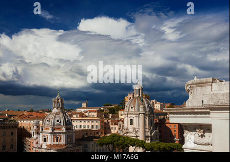 Rom historische Stadtzentrum Panoramaaussicht von Viktor-emanuel-Denkmal, das Forum Romanum/Kirchen, Quirinal Turm und schöne Wolken Stockfoto