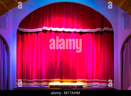 Ein roter Vorhang in einem alten und sehr kleinen italienischen Theater. Stockfoto