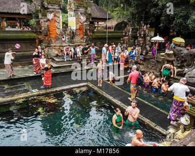 Touristen aus verschiedenen Ländern treffen sich in Tirta Empul Tempel zu Bad im heiligen Wasser. Luftbild des Hinduismus Wahrzeichen witl eine Menge Leute. Stockfoto