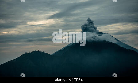 Mount Agung ausbrechenden Plume. Während des Vulkanausbruchs tausende von Menschen wurde von der gefährlichen Zone evakuiert. Flüge nach Bali wurden abgesagt. Stockfoto