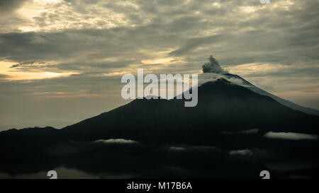 Mount Agung ausbrechenden Plume. Während des Vulkanausbruchs tausende von Menschen wurde von der gefährlichen Zone evakuiert. Flüge nach Bali wurden abgesagt. Stockfoto