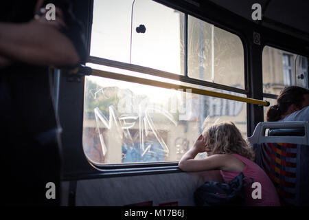 Modell sitzen in einem Bus von Prag voll des Multikulturalismus Stockfoto