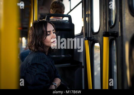 Modell sitzen in einem Bus von Prag voll des Multikulturalismus Stockfoto