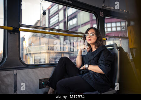 Modell sitzen in einem Bus von Prag voll des Multikulturalismus Stockfoto