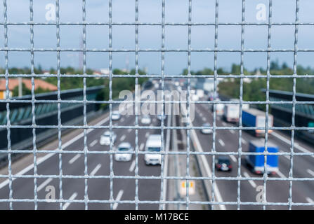 Enge Tiefenschärfe auf der Suche nach Geländer auf belebten Autobahn Stockfoto
