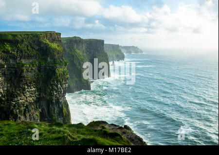 Die Klippen von Moher, die Irelands Meistbesuchte natürliche Touristenattraktion, die Klippen am südwestlichen Rand der Region Burren im County Stockfoto