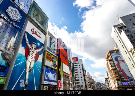 (27. Januar 2018, Dotonbori, Osaka, Japan) farbigen Schilder von ebisu Brücke auf Dotonbori canal Stockfoto