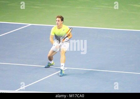 Pune, Indien. 1. Januar 2018. Roberto Carballes Baena von Spanien, in Aktion in der ersten Runde von Tata Open Maharashtra Tennis Turnier. Stockfoto