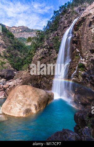 Die Rainbow Wasserfall von Nongriat in Meghalaya mit dem klaren, blauen Wasser ist ein toller Pool zu schwimmen. Stockfoto