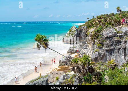 Tulum, Quintana Roo, Mexiko, Eine Landschaft mit Touristen am Strand von Tulm. Stockfoto