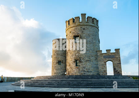 O'Brien's Tower auf den Klippen von Moher, Irland am meisten besuchten natürliche Touristenattraktion, Burren Region in der Grafschaft Clare, Irland. Stockfoto