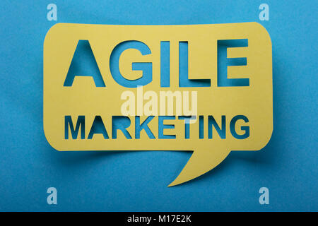 Agiles Marketing Worte Ausschneiden auf Sprechblase über Blauer Hintergrund Stockfoto