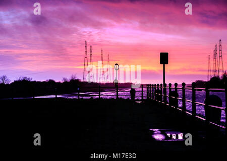 Lila Himmel bei Sonnenuntergang auf dem Fluss Ribble in Preston Stockfoto