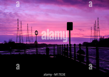 Lila Himmel bei Sonnenuntergang auf dem Fluss Ribble in Preston Stockfoto