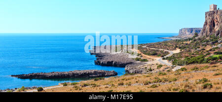 Azure Tyrrhenische Meer malerische Bucht, Torre und Isolidda Isolidda Strand Spiaggia di, Taormina, San Vito Lo Capo, Sizilien, Italien. Zwei Schüsse hi Stockfoto