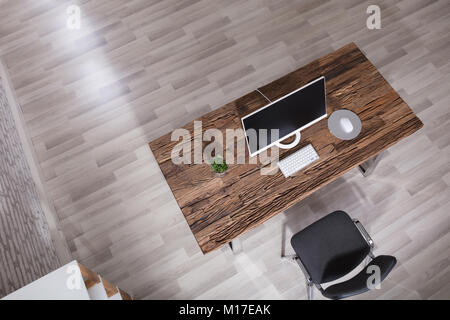 Hohe Betrachtungswinkel und der Monitor auf dem Schreibtisch in einem modernen Büro Stockfoto