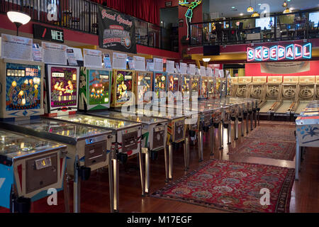 Eine Innenansicht mit viele Flipper die Vintage 70er Spiele im Silverball Museum in Delray Beach, Florida, USA. Stockfoto