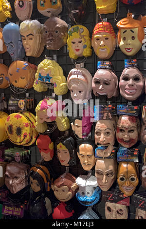 Eine Auswahl an Masken für Verkauf, einige, wie Prominente, in ein Kostüm Shop am Broadway in Manhattan, New York City. Stockfoto
