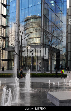 Wasserspeier und Brunnen in einem dekorativen Design an mehr London statt oder am Flussufer in der Nähe der Brücke und die City Hall London Tower. Architektur. Stockfoto