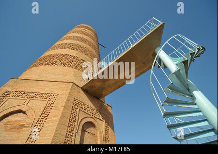 Roman Treppe neben sehr alten der Buranaturm in Kirgisistan Stockfoto