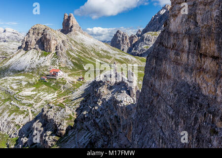 Berg Wand des Monte Paterno. Im Hintergrund Sasso di Sesto, Torre di Toblin Berge. Die locatelli Alpine Refugium. Die Sextner Dolomiten. Italien. Stockfoto