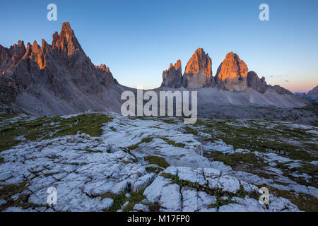 Sonnenaufgang auf dem Tre Cime di Lavaredo Berggipfel und Monte Paterno. Die Drei Zinnen Nature Park. Die Sextner Dolomiten. Italienische Alpen. Europa Stockfoto