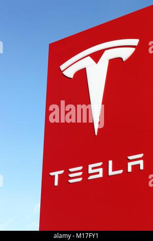 Tilst, Dänemark - 14. Februar 2016: Tesla Logo auf eine Wand. Tesla ist eine US-amerikanische Automobil und Energie storage unternehmen Stockfoto