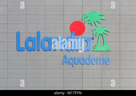 Billund, Dänemark - 4. Januar 2018: Lalandia Aquadome Logo auf eine Wand. Die Lalandia Aquadome in Billund ist Skandinaviens größter Wasserpark Stockfoto