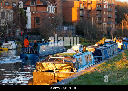 Narrowboats auf dem Fluss Lea in der Nähe von Walthamstow Marshes in London, England, Vereinigtes Königreich, Großbritannien Stockfoto