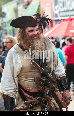 Atlanta, GA, USA - 21. Oktober 2017: ein Mann in einem aufwendigen Piraten Kostüm mit einem Holster voll von Pistolen gekleidet, Spaziergänge an der Atlanta Halloween Parade. Stockfoto