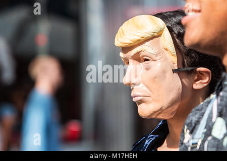 Atlanta, GA, USA - 21. Oktober 2017: Eine Person trägt ein Donald Trump Maske an der Kleinen fünf Punkte Halloween Parade am 21. Oktober 2017 in Atlanta. Stockfoto