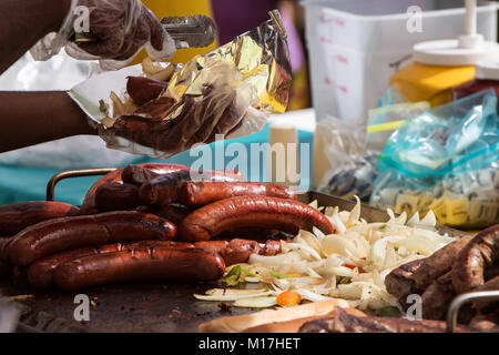 Atlanta, GA, USA - 21. Oktober 2017: ein Lebensmittel Auftragnehmer Wurst, Paprika und Zwiebeln in einem Halloween Parade in Atlanta, GA zu dienen. Stockfoto