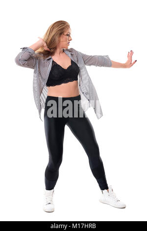 Tanz Aerobic dancehall Ausbilder Frau mit erhobenen Armen weg schauen. Voller Körper Länge Porträt auf weißem studio Hintergrund isoliert. Stockfoto