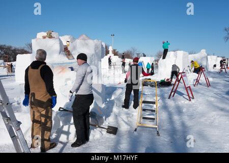 Künstler arbeiten auf sehr große Blöcke von Schnee in der Snow Sculpting Wettbewerb, ein Teil der St. Paul Winter Karneval in St. Paul, Minnesota, USA. Stockfoto