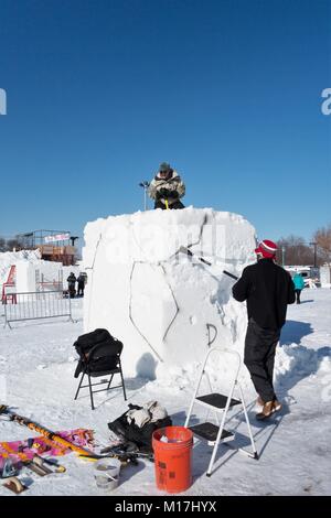 Künstler arbeiten auf sehr große Blöcke von Schnee in der Snow Sculpting Wettbewerb, ein Teil der St. Paul Winter Karneval in St. Paul, Minnesota, USA. Stockfoto